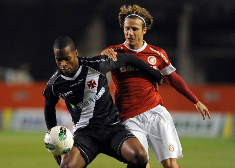 Dedé (e) e Forlán no lance