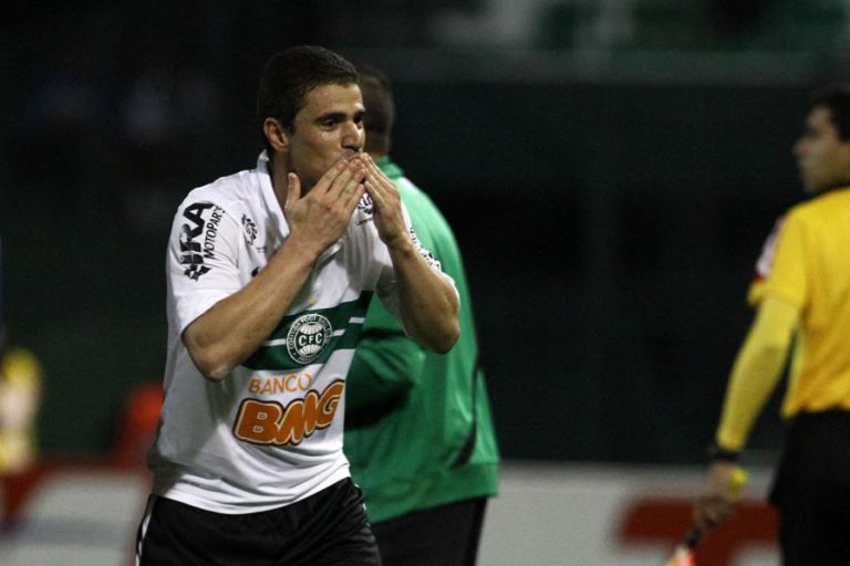 Leonardo comemora o segundo gol do Coritiba