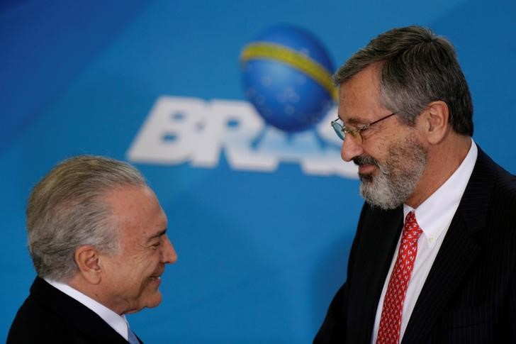 Novo ministro da Justiça, Torquato Jardim, cumprimenta Temer durante posse