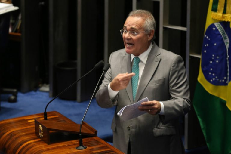 Senador Renan Calheiros discursa no plenário