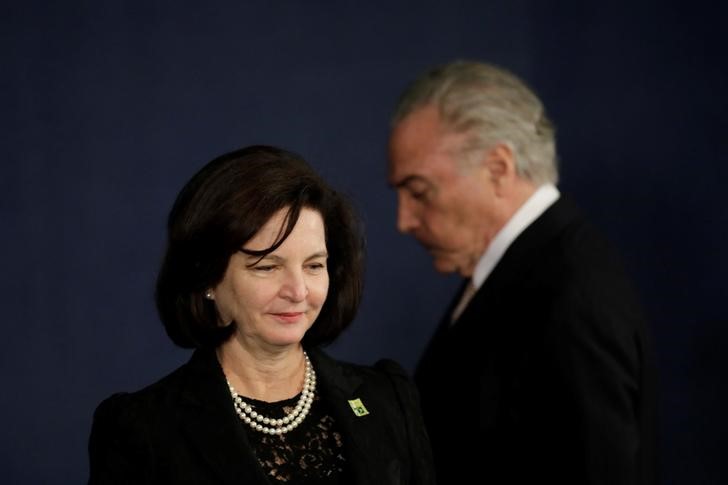 O presidente brasileiro Michel Temer ao lado da procuradora-geral da República, Raquel Dodge, em Brasília