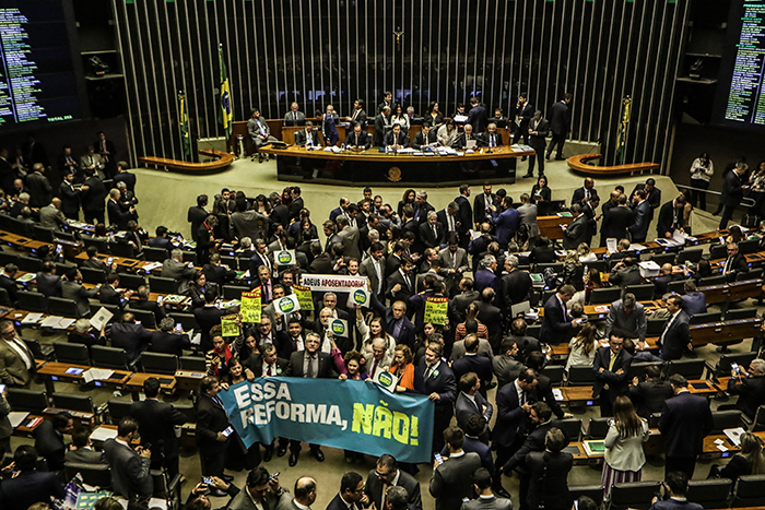 'Teremos uma longa noite', diz Maia