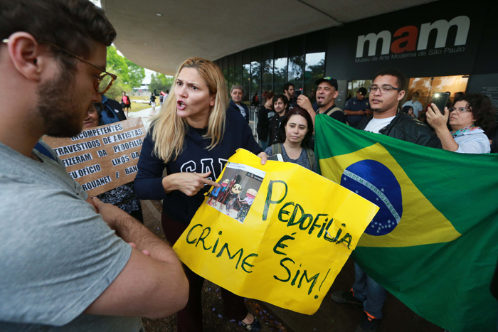 Manifestantes protestam contra performance artística no MAM