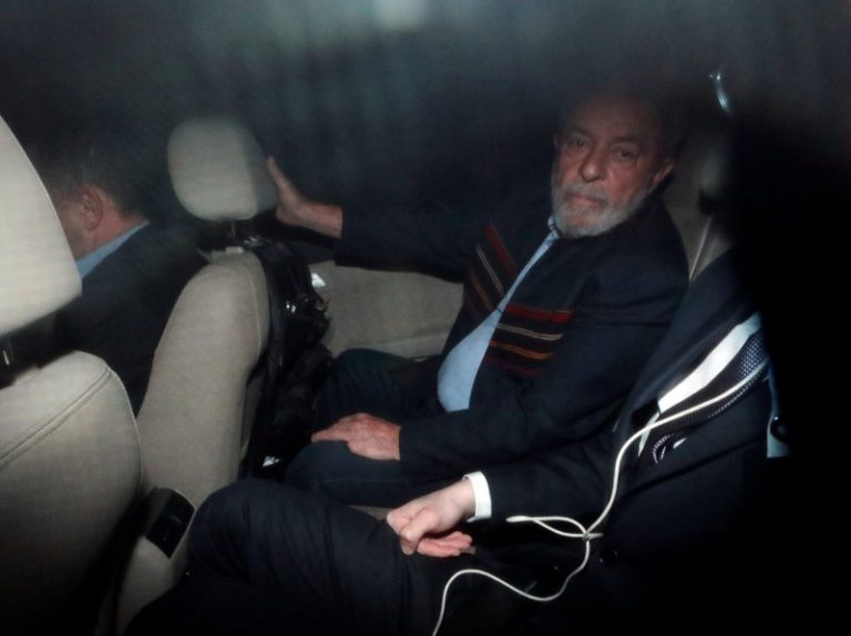 Ex-presidente Luiz Inacio Lula da Silva dentro de um carro em São Paulo