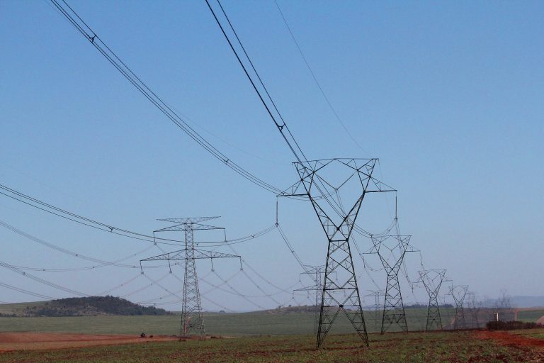 Torre de distribuição de energia elétrica de alta tensã