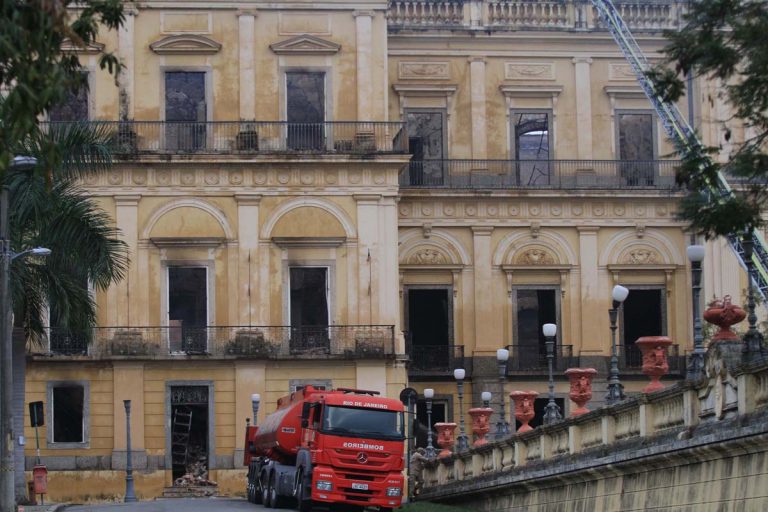 INCÊNDIO DESTRÓI O MUSEU NACIONAL, NO RIO
