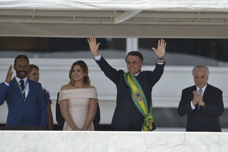 Presidente Jair Bolsonaro saúda o povo depois de receber a faixa presidencial