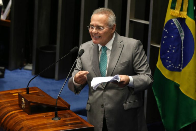 Senador Renan Calheiros discursa no plenário