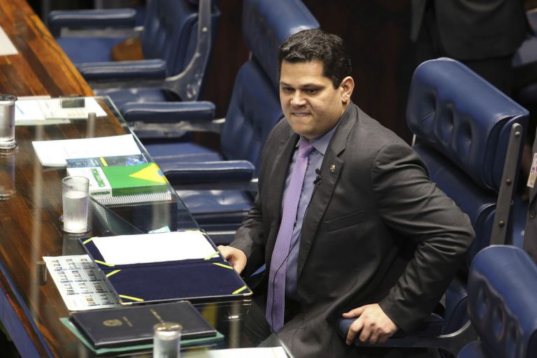 O senador Davi Alcolumbre preside sessão de posse dos novos senadores