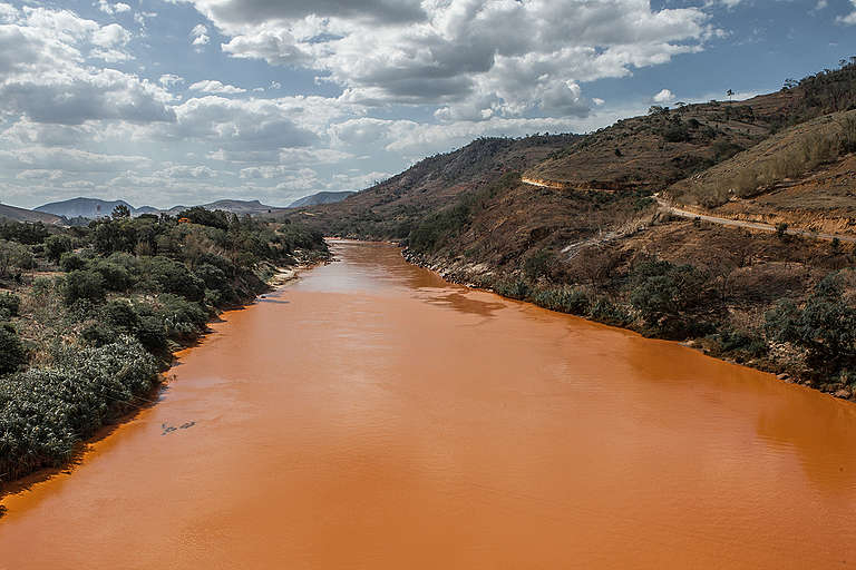 Mariana Disaster: Rio Doce Affected by Mining Dam Collapse
Rio Doce verschmutzt nach Dammbruch von Bento Rodrigues