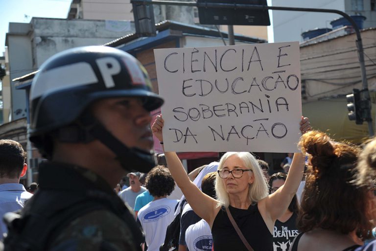ESTUDANTES DE TRÊS INSTITUIÇÕES DE ENSINO FEDERAIS ORGANIZAM PROTESTO CONTRA CORTES NA EDUCAÇÃO NO RIO