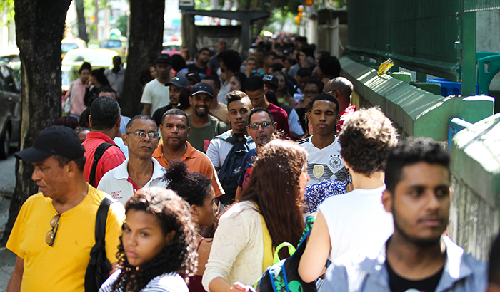 PESSOAS ENFRENTAM FILA NO RIO EM BUSCA DE EMPREGO EM ONG