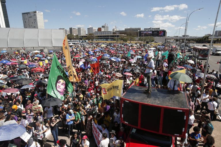 Manifestantes caminham até Ministério da Educação contra contingenciamento