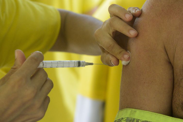 Dia D de vacinação contra a gripe no Leme, na zona sul do Rio de Janeiro