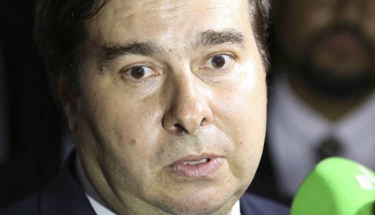 O presidente da Câmara, Rodrigo Maia, fala com jornalistas no salão verde