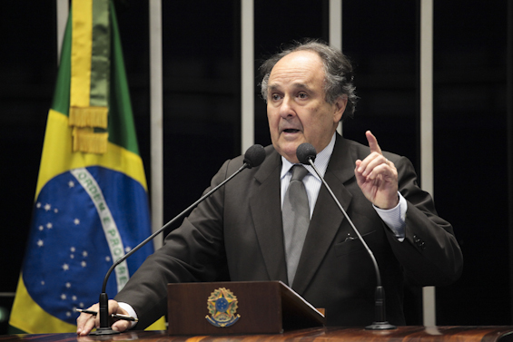 Senador Cristovam Buarque (PDT-DF) na tribuna