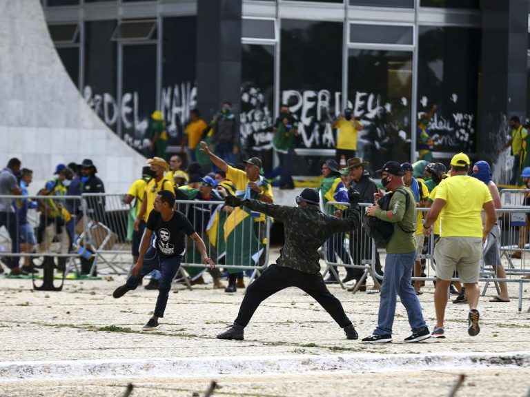 Manifestantes invadem Congresso, STF e Palácio do Planalto