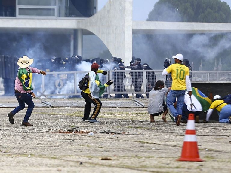 Manifestantes invadem Congresso, STF e Palácio do Planalto