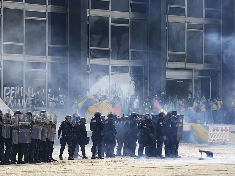 Manifestantes invadem Congresso, STF e Palácio do Planalto