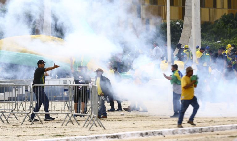 Manifestantes invadem Congresso, STF e Palácio do Planalto