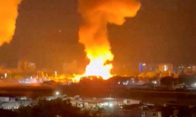 2026-01-03t141148z_1_lynxmpem02092_rtroptp_4_usa-venezuela-explosions