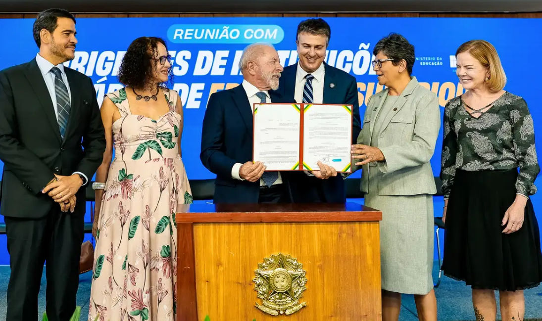 Tulia Unit Lula assina decreto que regulamenta universidades comunitárias do país ...