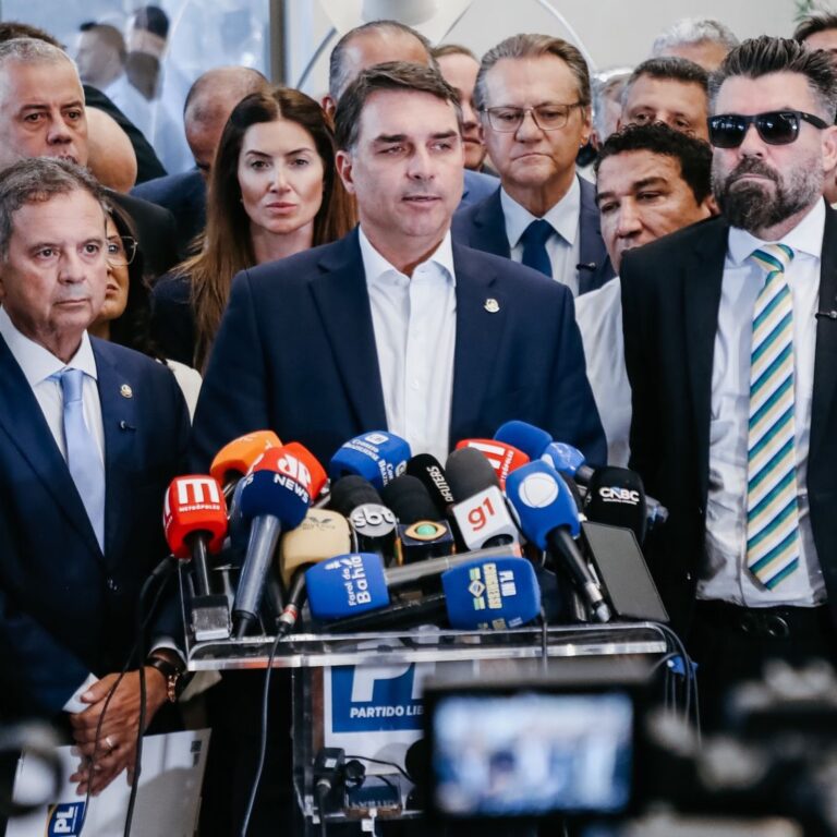 Flavio Bolsonaro coletiva
